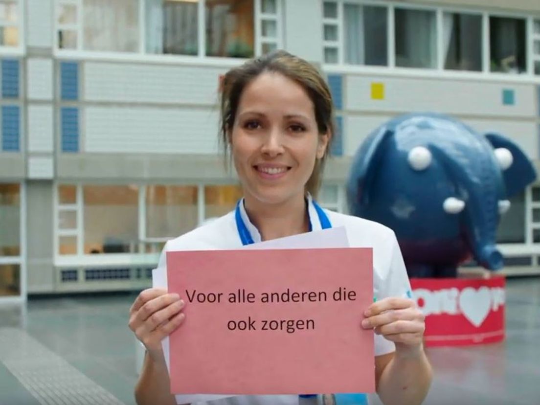 Een still uit de video van de medewerkers van het Erasmus MC Sophia Kinderziekenhuis