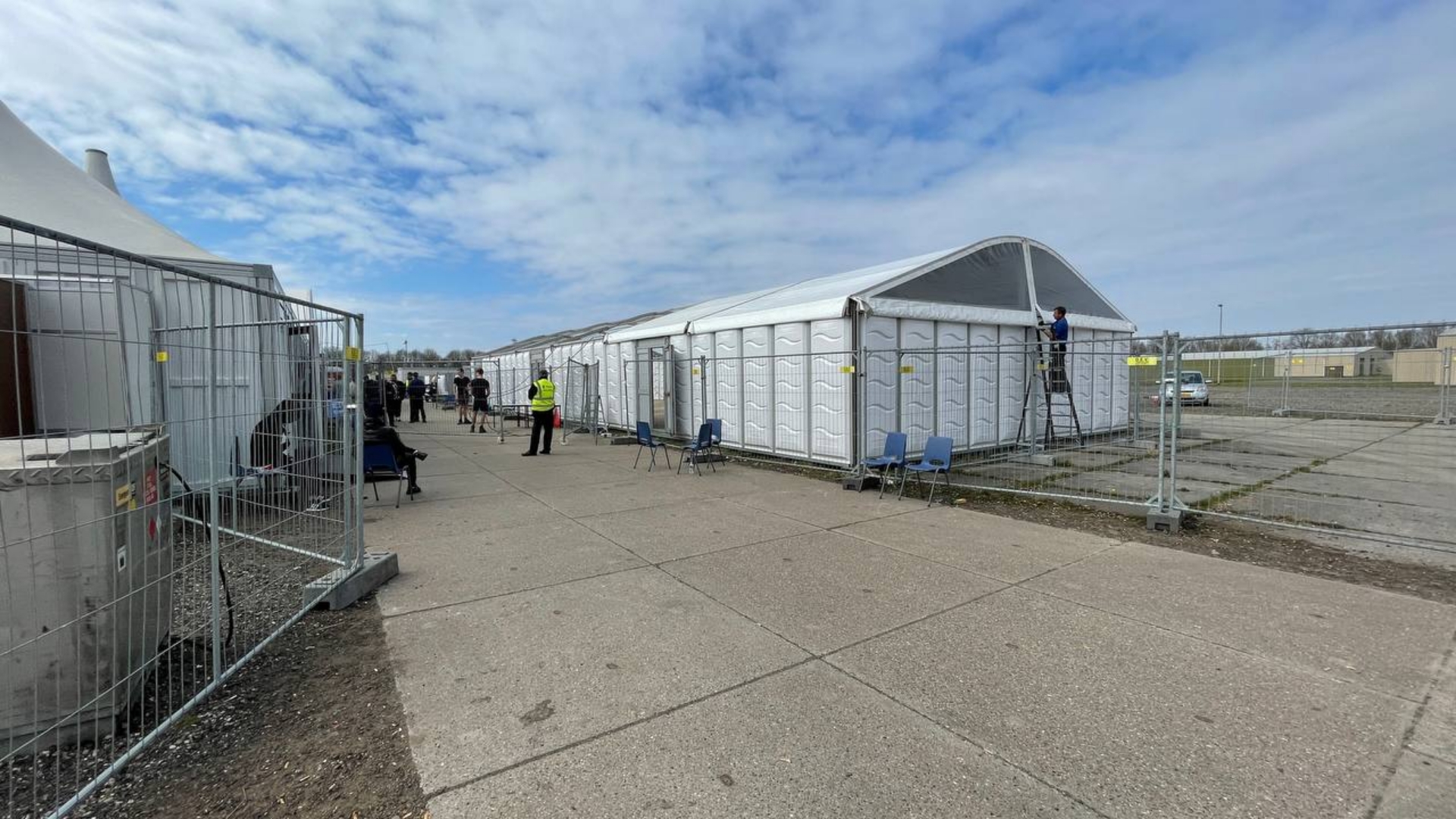De nieuwe paviljoentent in aanbouw (rechts)