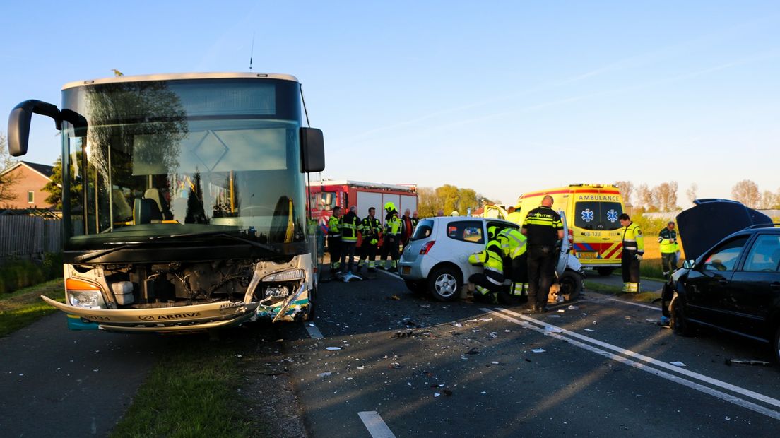 Op de Van Heemstraweg in Wamel is woensdagavond een ongeluk gebeurd waarbij twee personenauto's en een steekbus betrokken zijn geraakt. Daarbij is één vrouw zwaargewond geraakt, een man raakte lichtgewond.