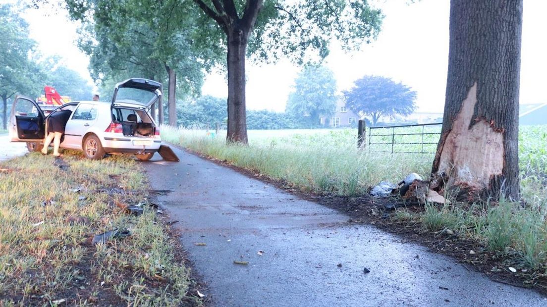 Auto botst tegen boom op N18 bij Haaksbergen