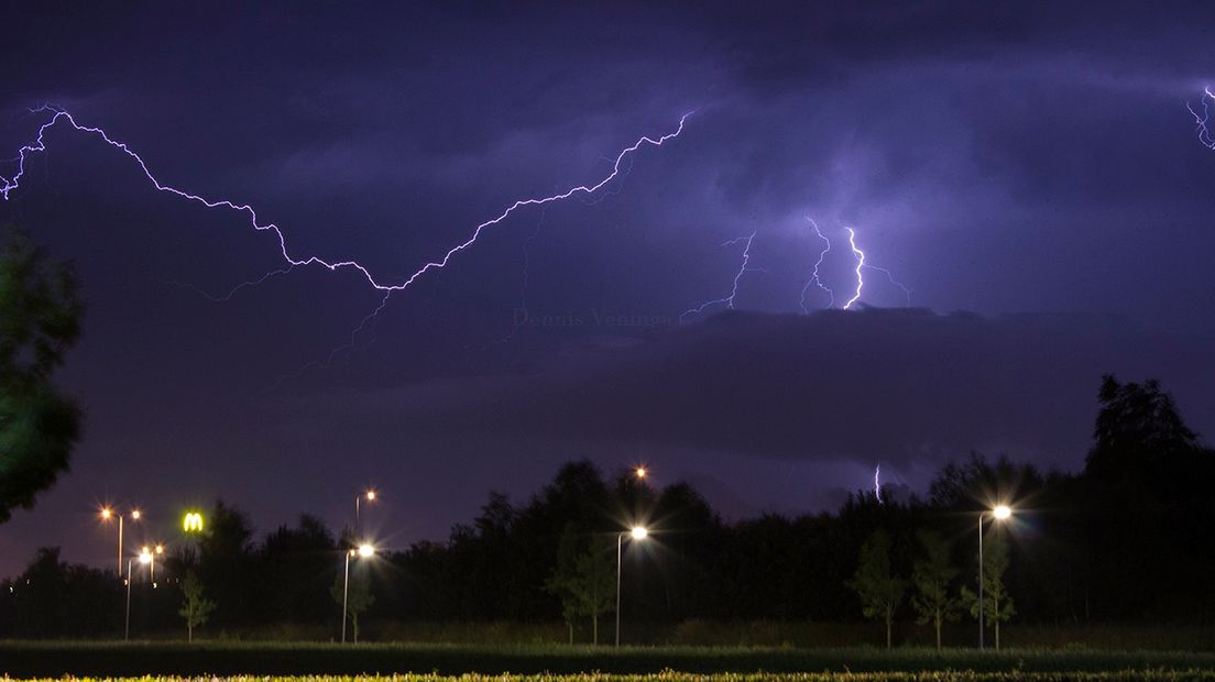 Archieffoto van onweer boven Assen (Rechten: Dennis Veninga)