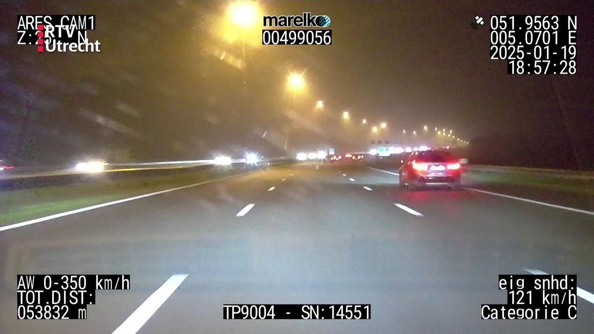 Slingerend busje aan de kant gezet