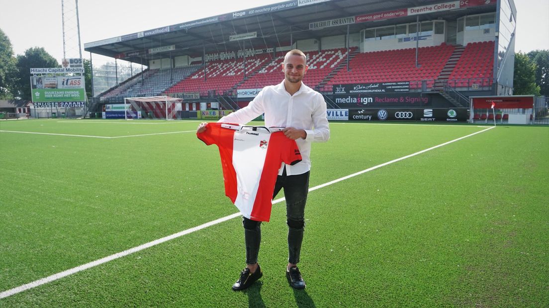 Nieuwe aanwinst Denis Granecny met het FC Emmen-shirt (Rechten: FC Emmen)
