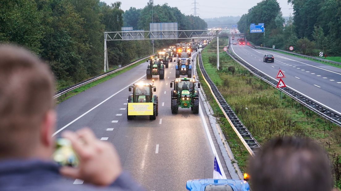 Boeren trekken veel bekijks op de viaducten bij Hoogeveen (Rechten: RTV Drenthe/Kim Stellingwerf)