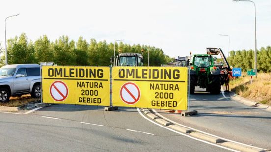 Boeren voeren actie tegen stikstofbeleid en blokkeren weg