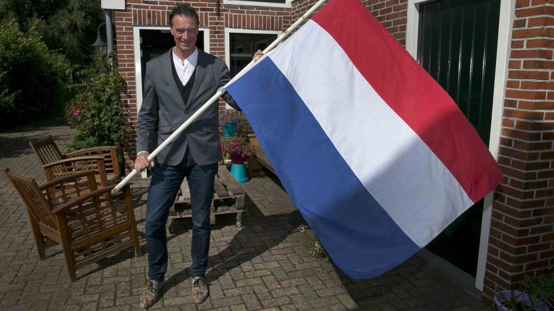 Ger Warink hing de vlag uit nadat de NAM een rechtszaak verloor van de stichting WAG (archief)