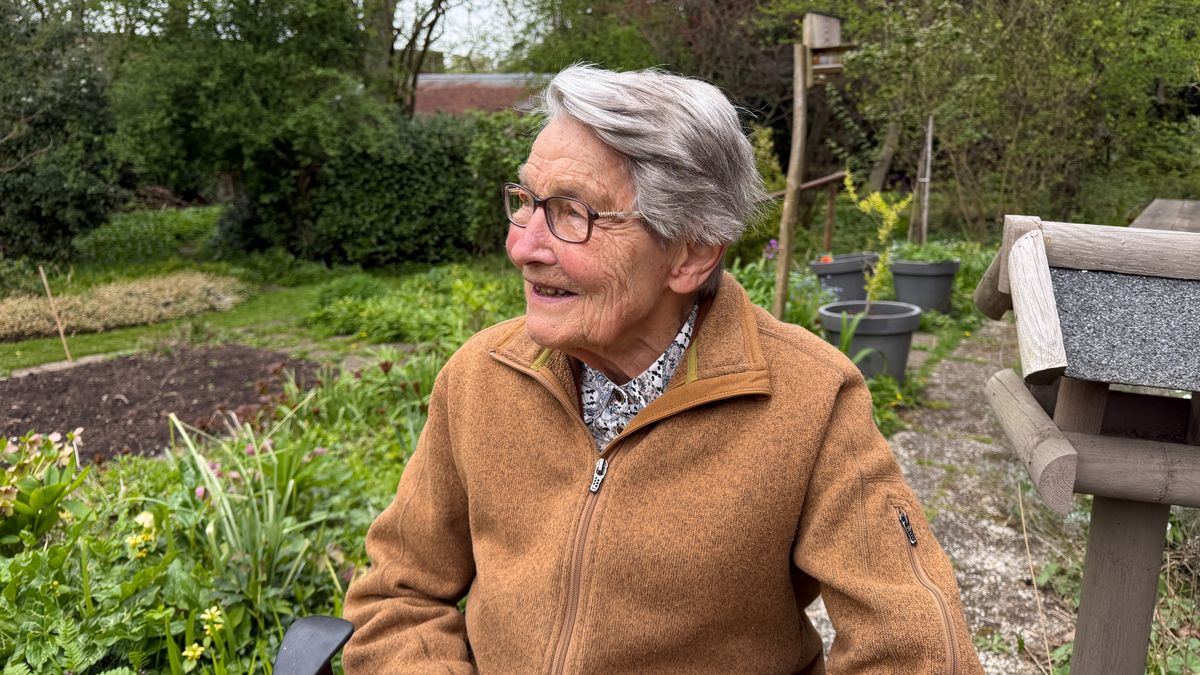 Ria (93) kocht huis alleen voor bijzondere tuin, nu keert ze na jaren weer terug