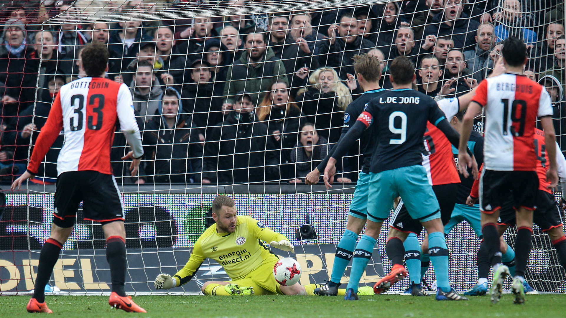Jeroen Zoet grijpt de bal, maar trekt deze over de doellijn tijdens Feyenoord-PSV in 2017