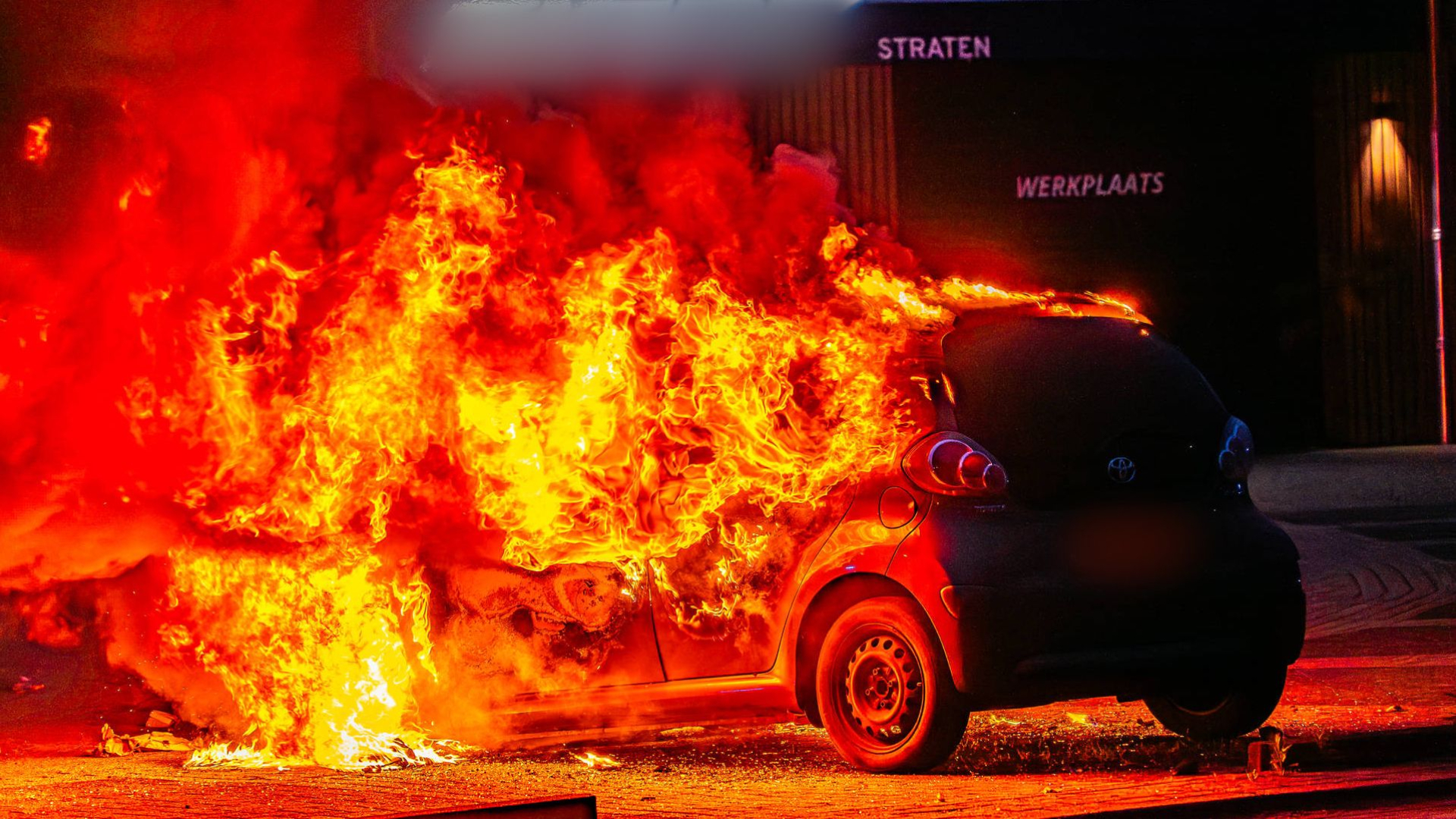 Brand op chaletpark • vrouw uit water gered.