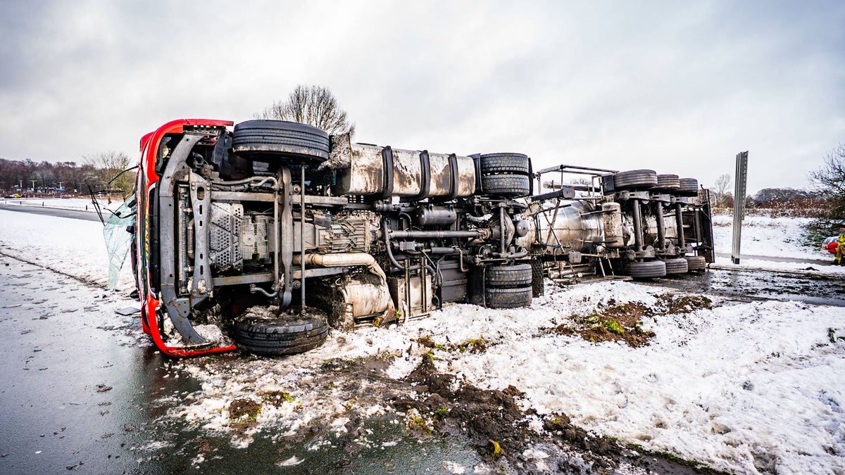 Tankwagen kantelt bij Dieren, provinciale weg dicht