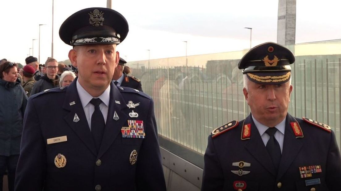 Beide generaals voorop bij de Sunset March