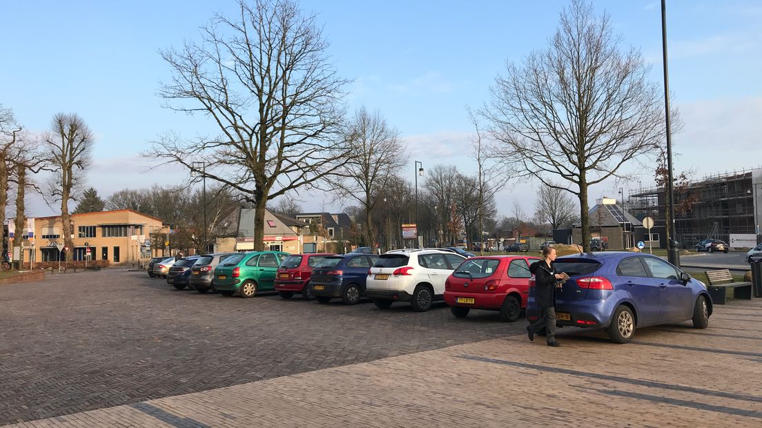 Veel mensen zijn het parkeren op het plein in Borger beu (Rechten: RTV Drenthe)