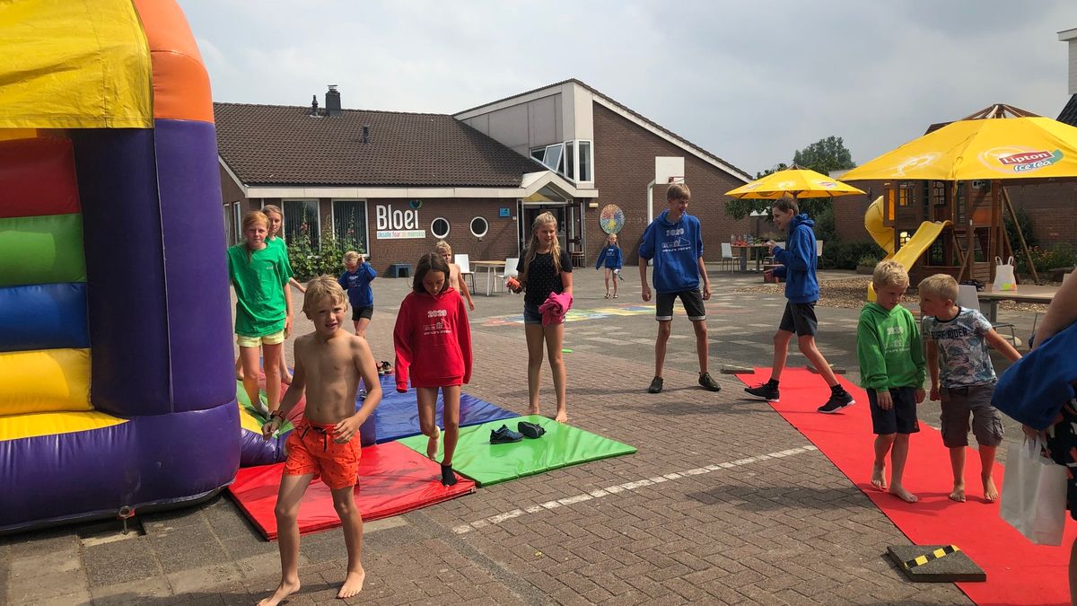 Veel oud-leerlingen nemen nog één keer een kijkje op basisschool Bloei in Terkaple