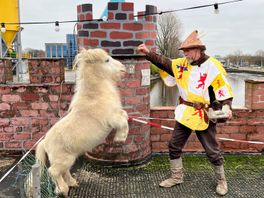Ridder Lenny meert met zijn middeleeuwse kasteel - inclusief pony en martelkamer - aan in Amersfoortse haven