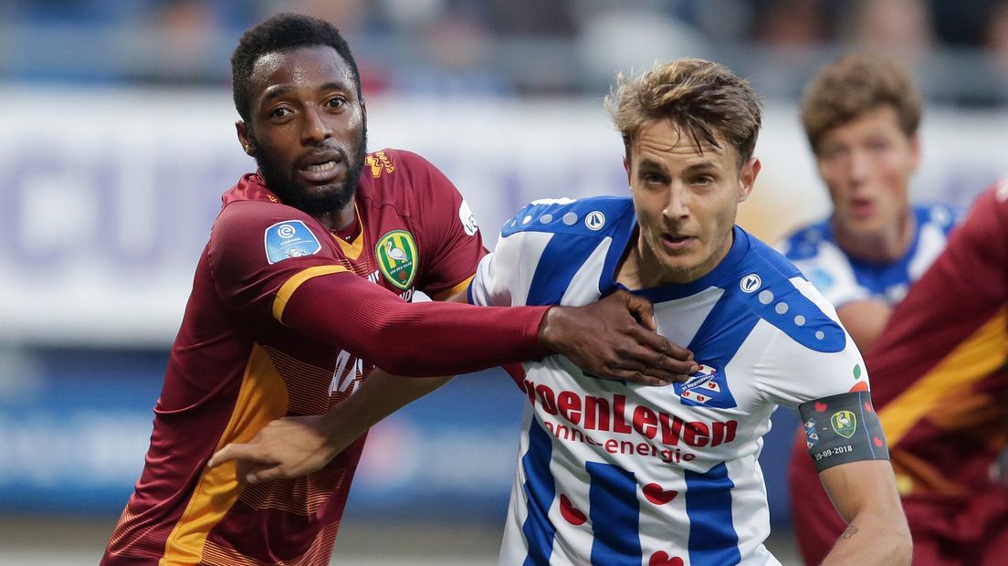 Wilfred Kanon (links) van ADO Den Haag in duel met Daniel Høegh van SC Heerenveen