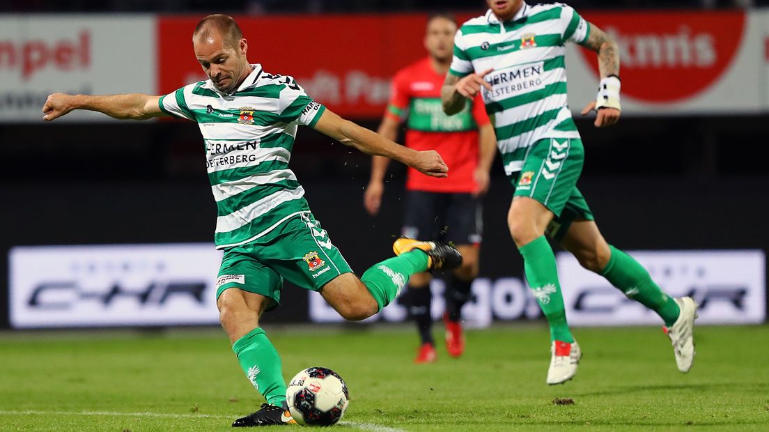 Go Ahead Eagles-speler Istvan Bakx schiet op doel in de wedstrijd tegen NEC