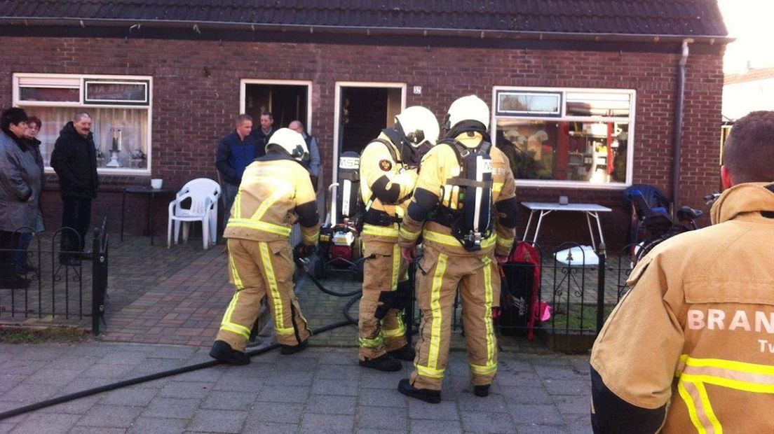 Brandweer ventileert de woning