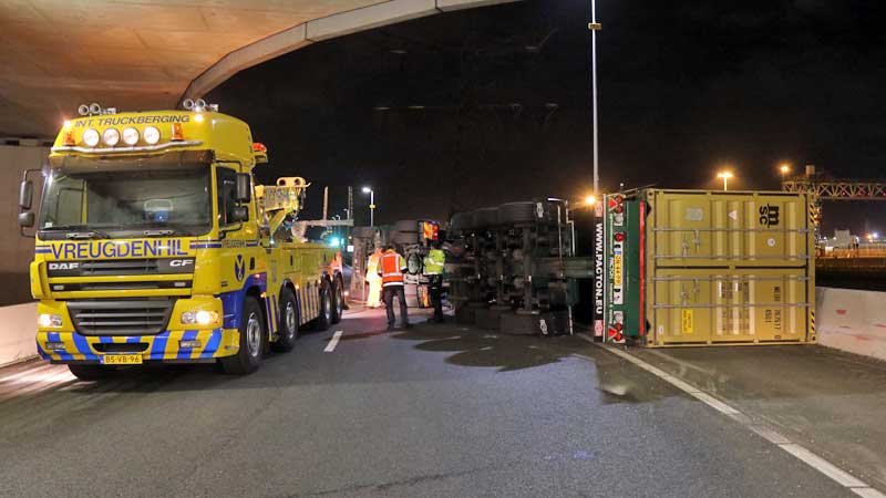 Vrachtwagen Kantelt Op Maasvlakte - Rijnmond