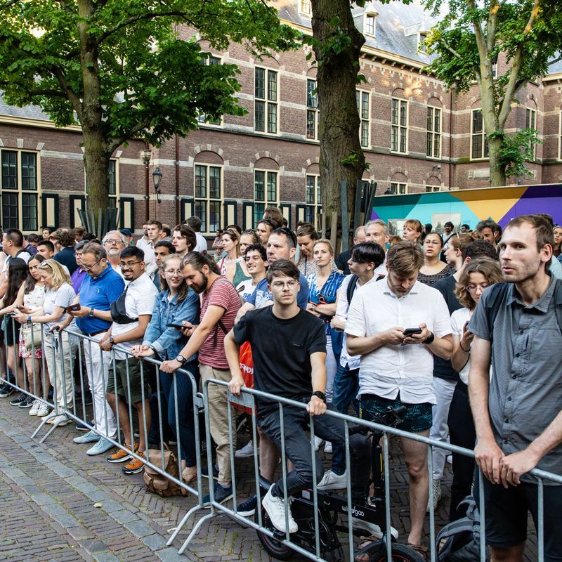 Binnenhof vol toeschouwers na val kabinet: 'Het is een historisch ...