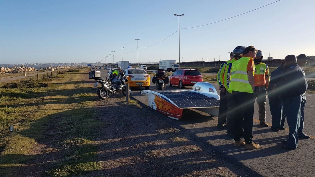 De Zuid-Afrikaanse politie haalde de Nuna van de snelweg tijdens de wedstrijd