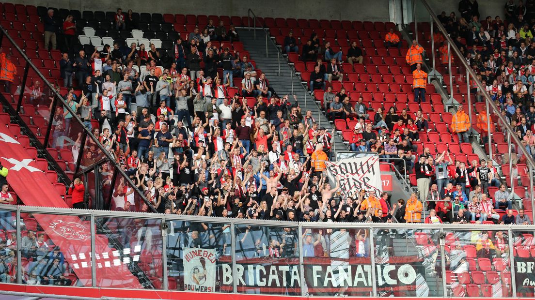 De supporters van FC Emmen in de Johan Cruijff Arena