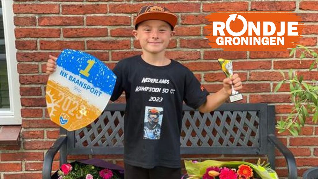 Een jonge grasbaanrace-kampioen
