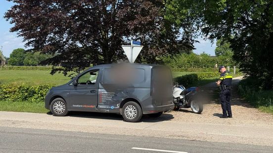 Ongeval tussen motor en bestelwagen, motorrijder naar ziekenhuis