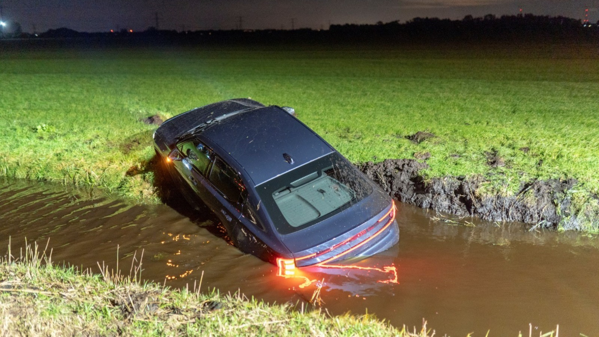 Eigenaar Rijdt Met 'gloednieuwe' Auto Sloot In | Zwaargewonde Fietser ...