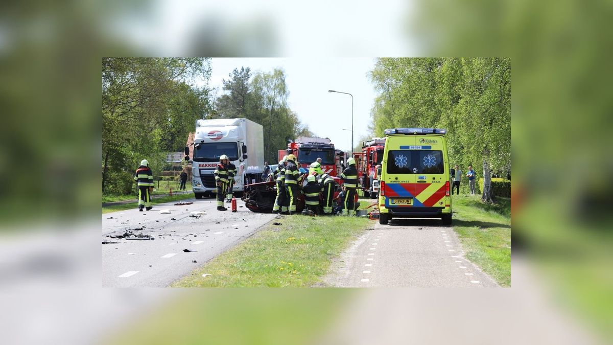 Motorrijder (35) en automobilist (33) ernstig verwond bij Hoornsterzwaag