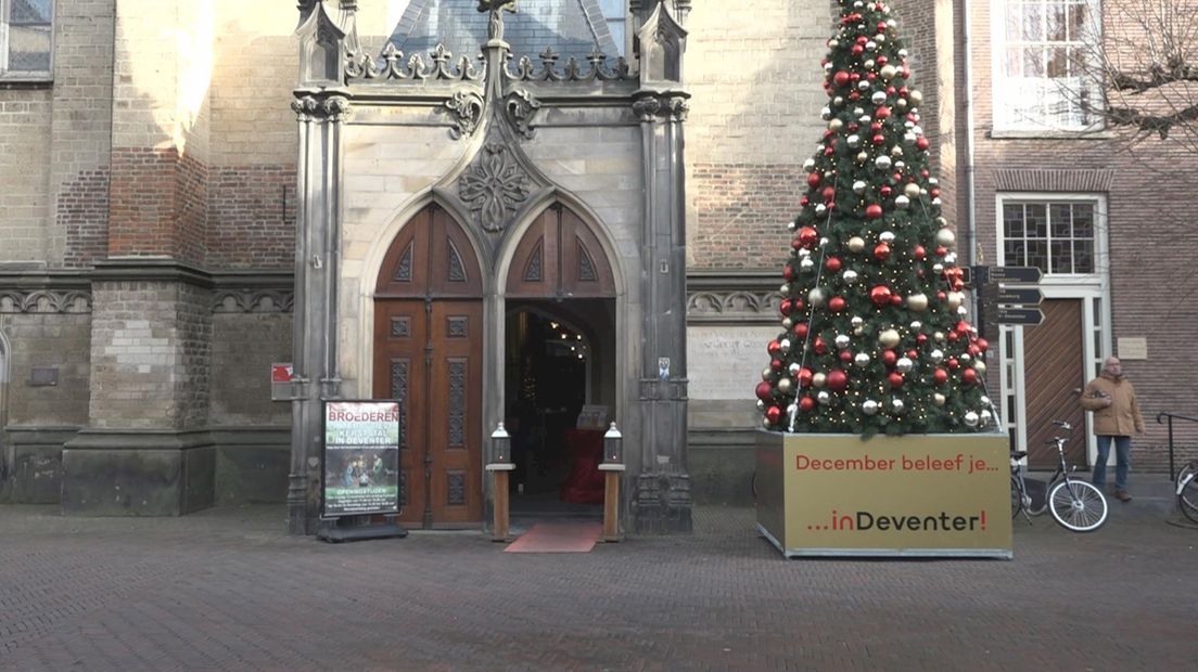 De kerststal is te zien in de Deventer Broederenkerk