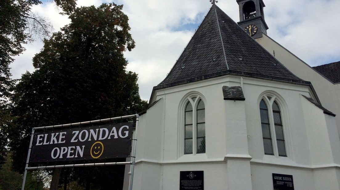 De kerk in Veenendaal promoot op zondag open te zijn.