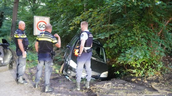 Bestuurder rijdt auto in de sloot en verlaat plaats van ongeval. Bestuurder rijdt auto in de sloot en verlaat plaats van ongeval.