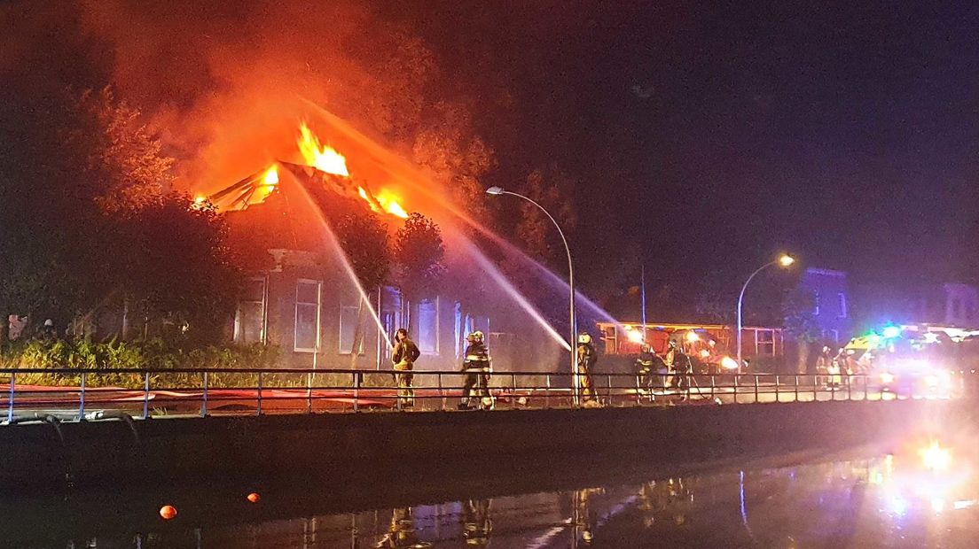 Brandweer bestrijdt de vlammen