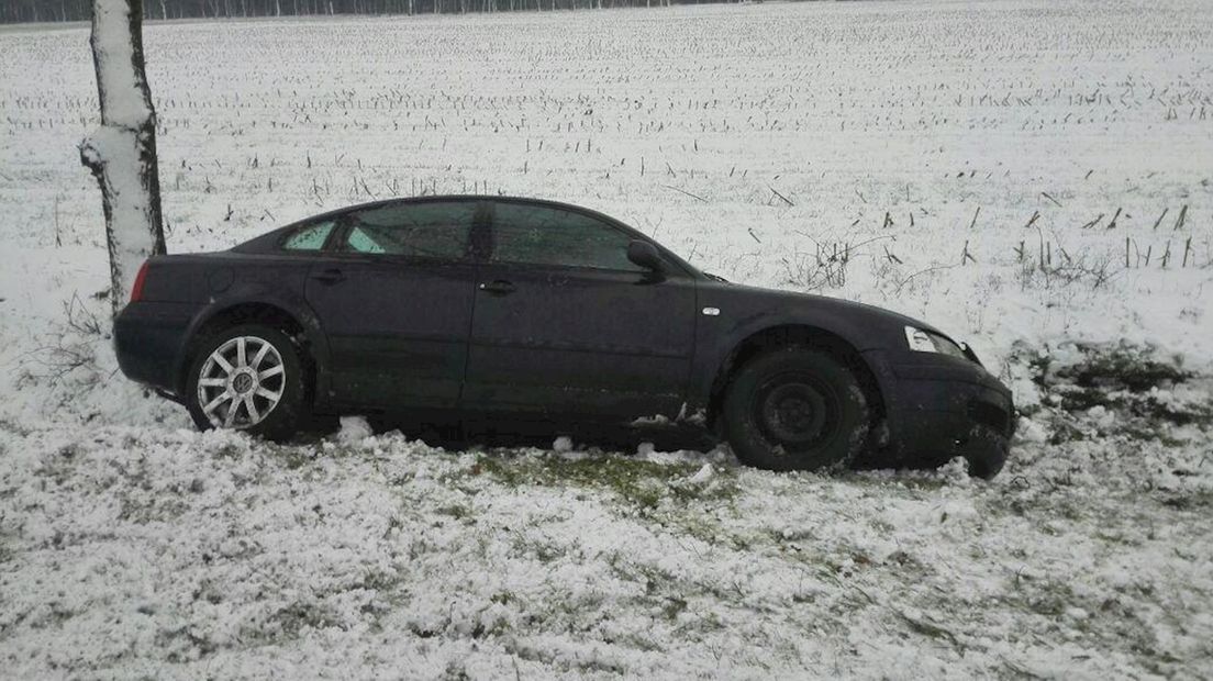 Auto in de berm zonder kentekenplaten