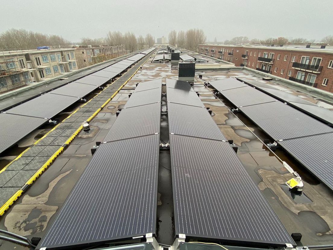 De zonnepanelen moeten de energierekeningen van huurders lager maken.