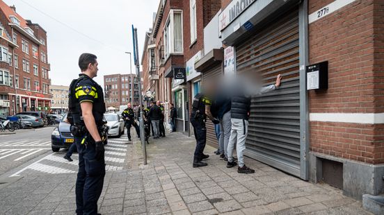 Politie ontruimt koffiehuis en fouilleert klanten na melding beroving