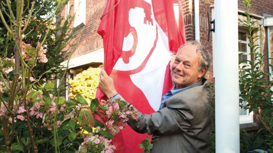 Burgemeester Henri Lenferink met een Leidse vlag