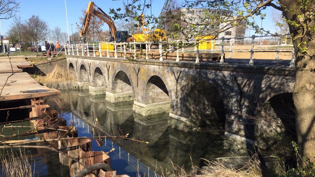 Bouwkuip van damwanden om water weg te pompen bij de Zuidwellebrug in Zierikzee