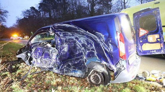 Weg dicht na ongeluk met twee busjes. Weg dicht na ongeluk met twee busjes.