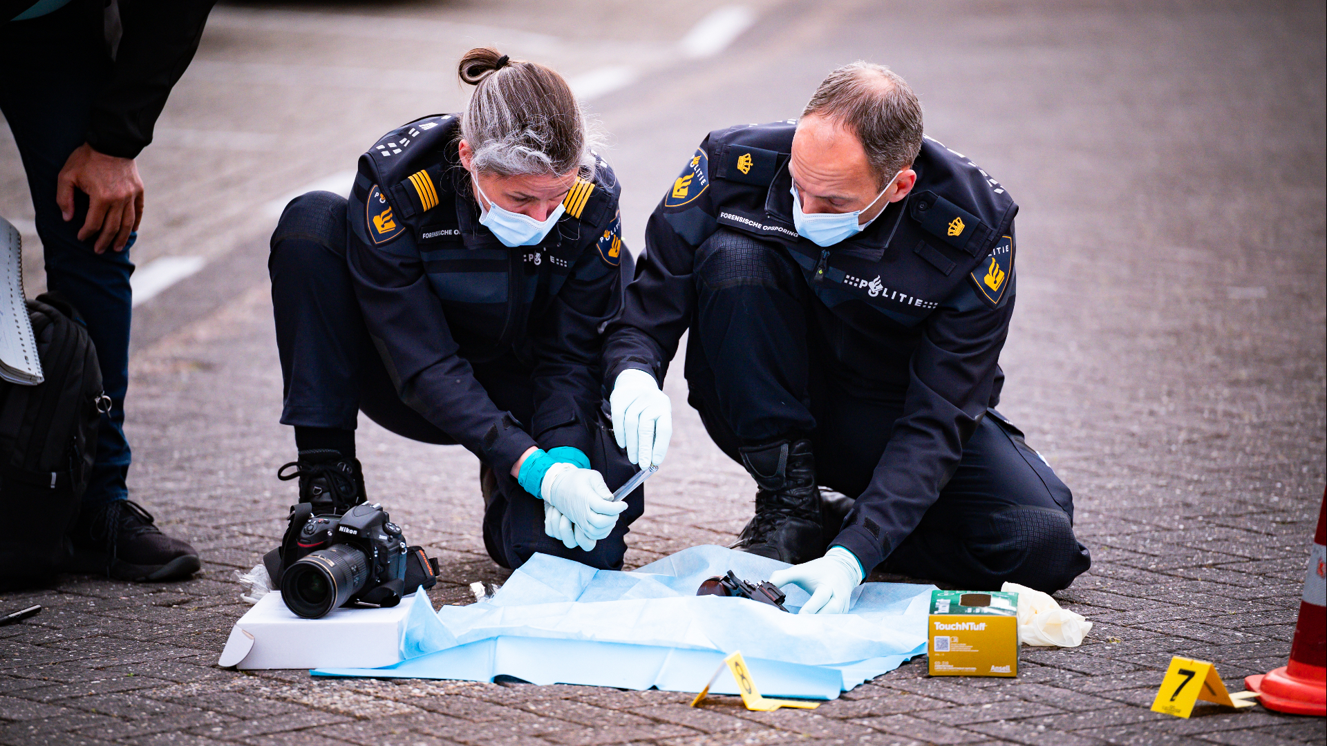 Agent schiet op man met vuurwapen in Hoogvliet.