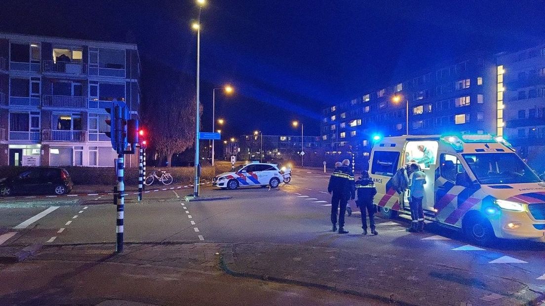 Politie en ambulance ter plekke op de Burgemeester van Veenlaan in Enschede waar een steekpartij had plaatsgevonden.