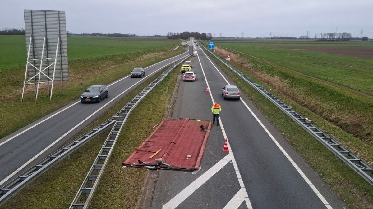 112-nieuws: Auto in vangrail bij Veendam • Bootje vast op Hoornsemeer