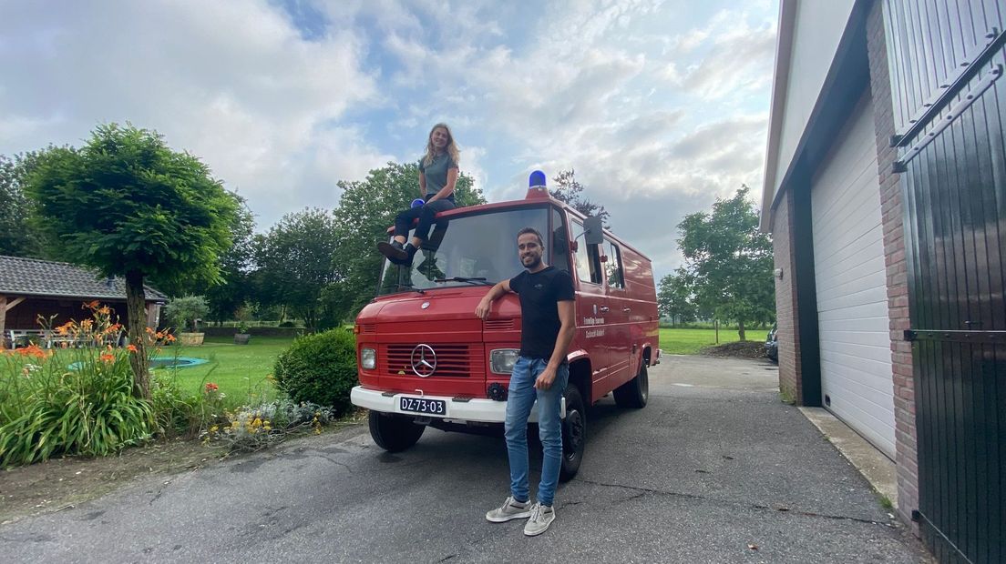 Freek en Sanne op reis in omgebouwde brandweerbus.