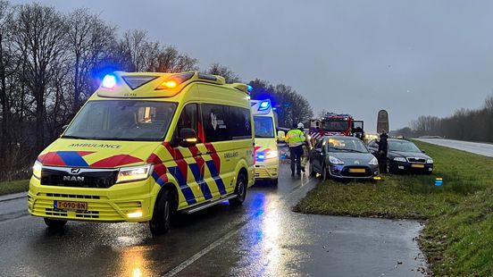 Verkeer in Emmen vast op Rondweg na aanrijding met meerdere autos.