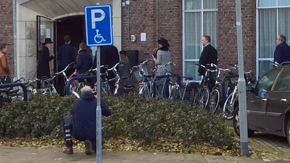 Kerkgangers onderweg naar preek van dominee Bredeweg in het dorpshuis van Kruiningen