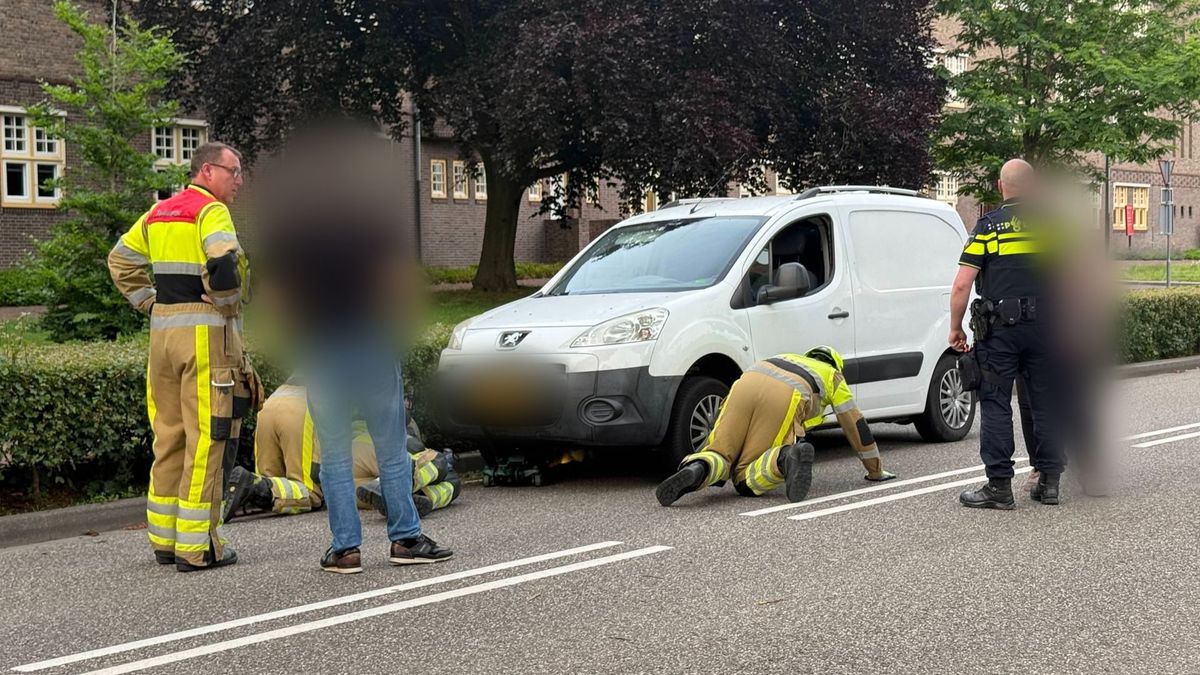 Gevallen fietser mee met traumahelikopter • auto uitgebrand