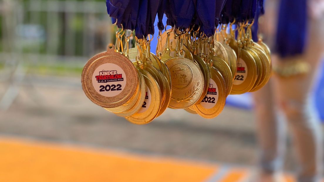 Hijgend doch stralend van trots vallen veel kinderen in de armen van hun ouders. Ook Saar krijgt een medaille: "Ik kreeg steken in m'n zij, maar ik heb het gehaald."