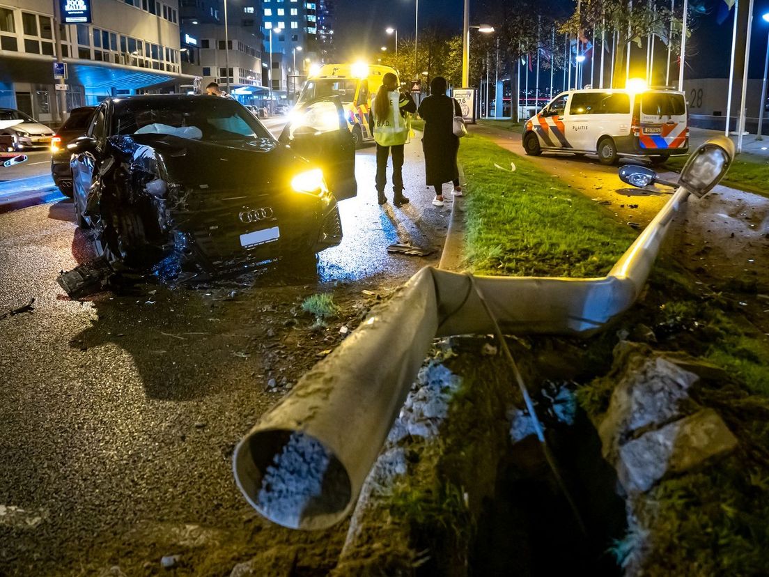 De auto die crashte tegen een lantaarnpaal op de Boompjes ligt in de prak.