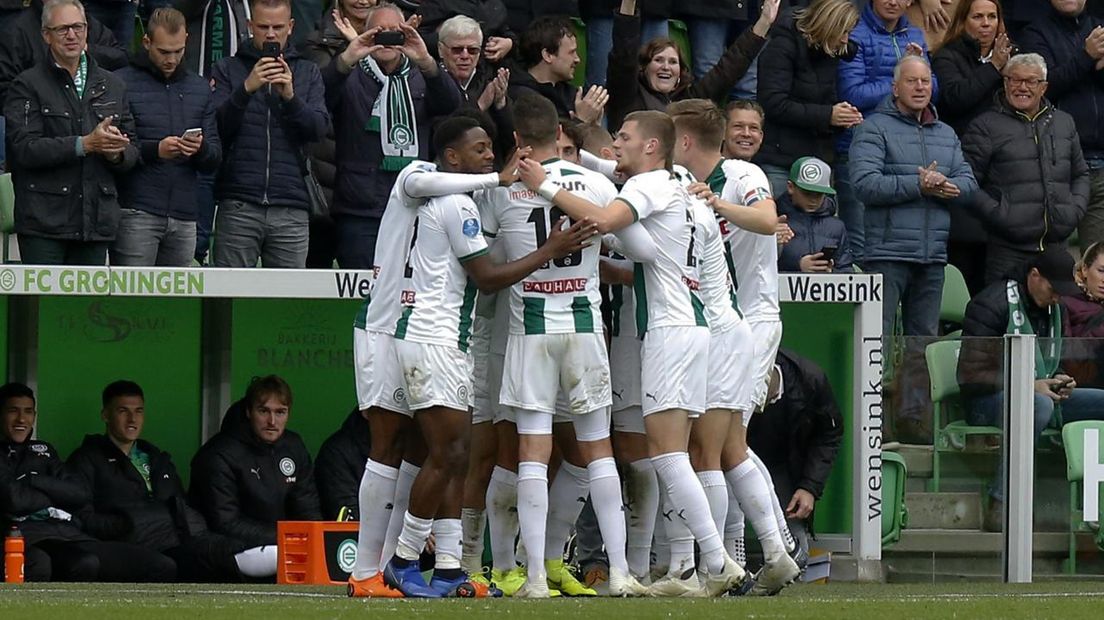 De spelers van FC Groningen vieren de 2-0 van Doan