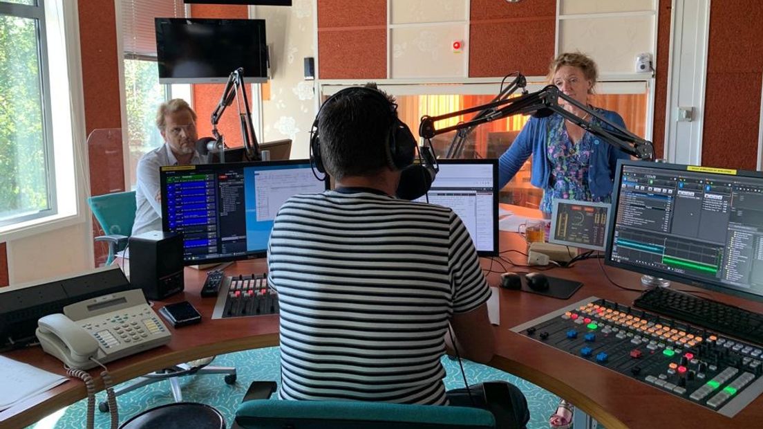 Huibrecht Boluijt (links), Michiel van der Velde en Véronique Roeg tijdens een speciale uitzending van ZUHM